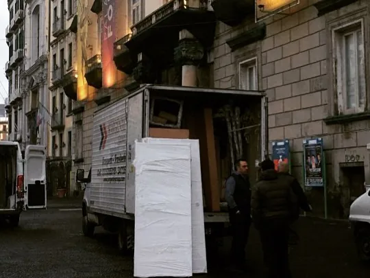 Carico di un armadio imballato su un furgone Sorgente Traslochi nel centro storico di Napoli