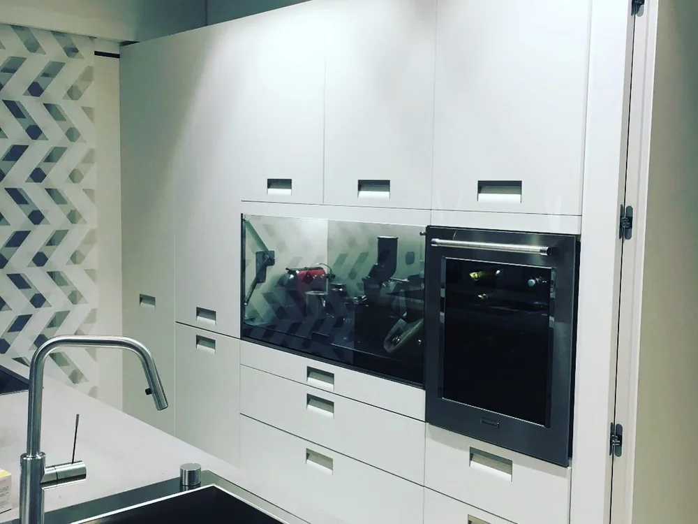 Cucina su misura montata da Sorgente Traslochi, con pensili e forno a incasso allineati