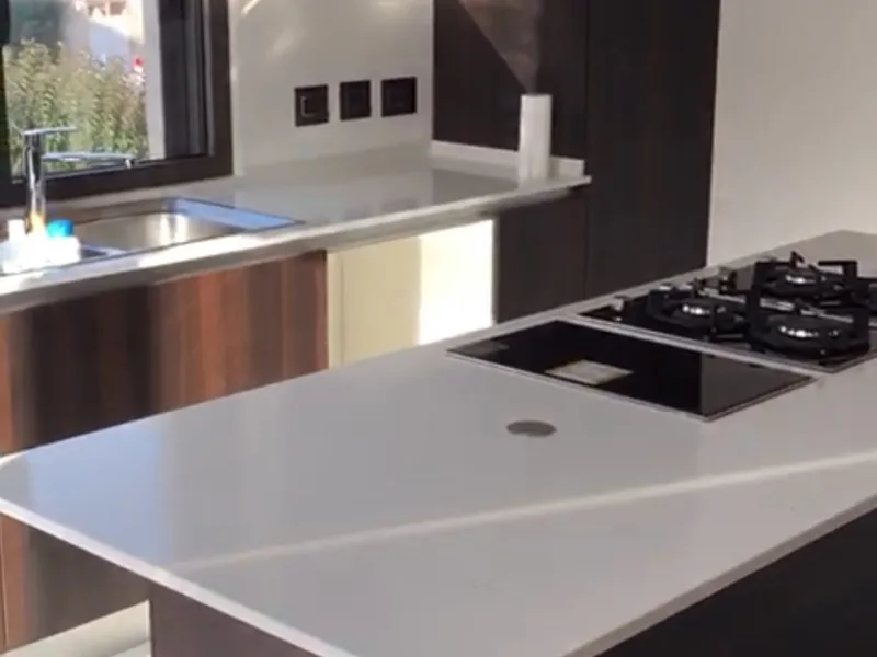 Cucina con isola e piano di lavoro continuo, dopo il montaggio