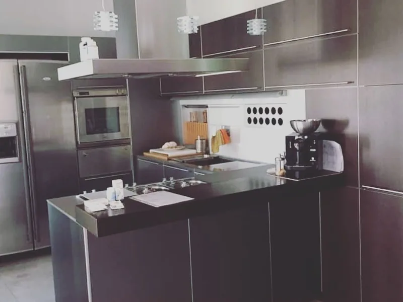 Cucina con penisola e cappa a soffitto montata a Napoli