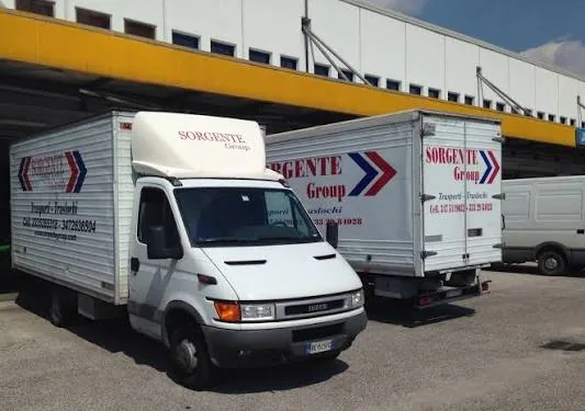 I furgoni Sorgente Traslochi pronti per la giornata di lavoro